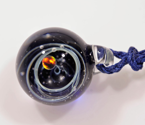 小宇宙 microcosmos 海と空と... コバルトブルー #38 球体ブラックオパール ガラスペンダント 3枚目の画像
