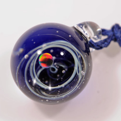 小宇宙 microcosmos 海と空と... コバルトブルー #38 球体ブラックオパール ガラスペンダント 4枚目の画像