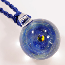 小宇宙 microcosmos 星のささやき コバルトブルー #93 球体 ブラックオパール ガラスペンダント 1枚目の画像