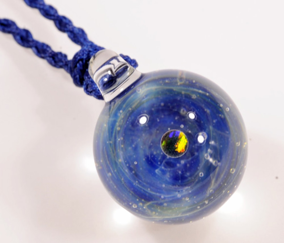 小宇宙 microcosmos 星のささやき コバルトブルー #93 球体 ブラックオパール ガラスペンダント 1枚目の画像