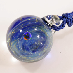 小宇宙 microcosmos 星のささやき コバルトブルー #93 球体 ブラックオパール ガラスペンダント 4枚目の画像