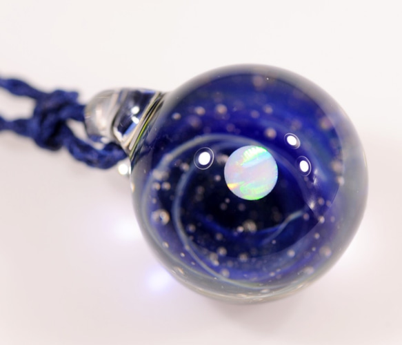 小宇宙 microcosmos 星のささやき #79 球体 ピンクオパール ガラスペンダント コバルトブルー 3枚目の画像
