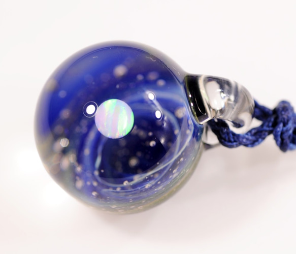 小宇宙 microcosmos 星のささやき #79 球体 ピンクオパール ガラスペンダント コバルトブルー 4枚目の画像