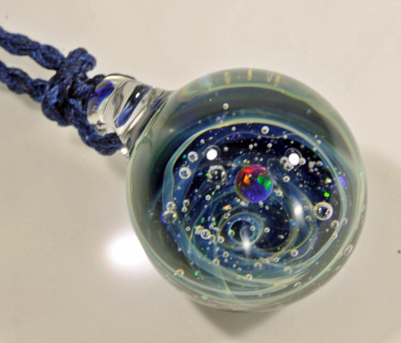 小宇宙 microcosmos 星のささやき スターダスト #106 球体 ブラックオパール ガラスペンダント 2枚目の画像