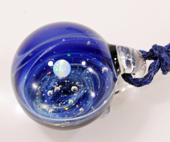 小宇宙 microcosmos 星のささやき スターダスト #132 球体 ピンクオパール ガラスペンダント 3枚目の画像