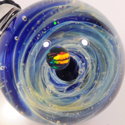 小宇宙 microcosmos 星のささやき スターダスト #134 球体 ブラックオパール ガラスペンダント 4枚目の画像
