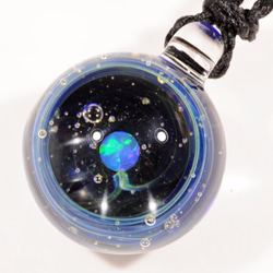 小宇宙 microcosmos 星のささやき スターダスト #167 球体 ブルーオパール ガラスペンダント 1枚目の画像