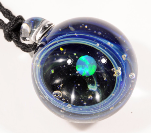 小宇宙 microcosmos 星のささやき スターダスト #167 球体 ブルーオパール ガラスペンダント 2枚目の画像