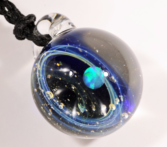 小宇宙 microcosmos 星のささやき スターダスト #167 球体 ブルーオパール ガラスペンダント 3枚目の画像