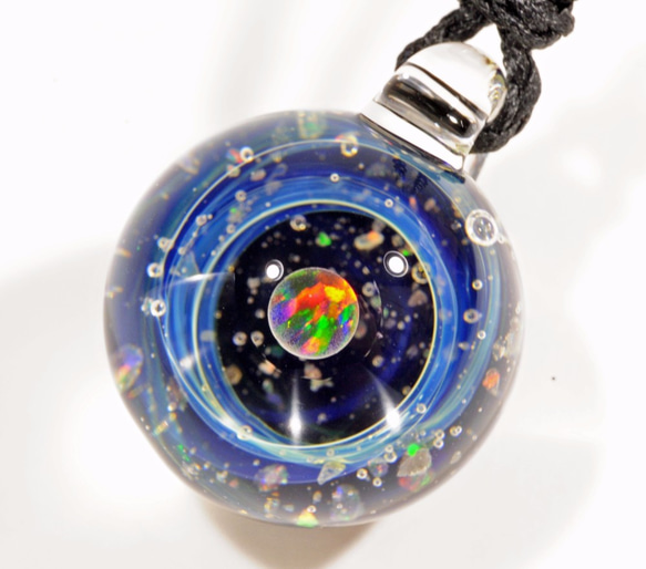 小宇宙 microcosmos 星のささやき スターダスト #169 球体 ブラックオパール ガラスペンダント 1枚目の画像