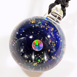 小宇宙 microcosmos 星のささやき スターダスト #168 球体 ブラックオパール ガラスペンダント 1枚目の画像