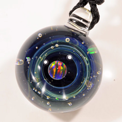 小宇宙 microcosmos 星のささやき スターダスト #186 球体 ブラックオパール ガラスペンダント 1枚目の画像