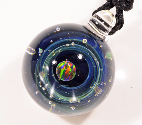 小宇宙 microcosmos 星のささやき スターダスト #186 球体 ブラックオパール ガラスペンダント 2枚目の画像