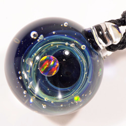 小宇宙 microcosmos 星のささやき スターダスト #186 球体 ブラックオパール ガラスペンダント 3枚目の画像