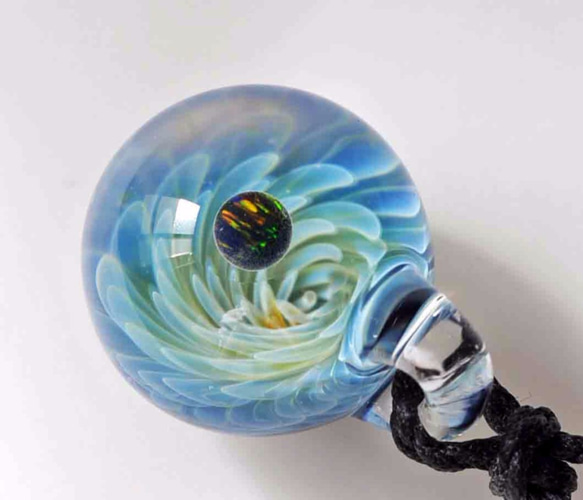 微觀世界的縮影翼＃27球黑歐泊的玻璃挂件 第6張的照片