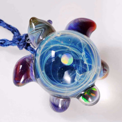 海亀（ホヌ） 満天星とさざ波 #01 レインボー＆ブラックオパール ガラスペンダント 6枚目の画像