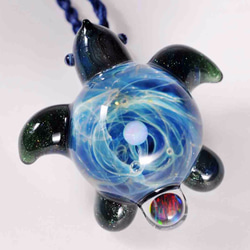 海亀（ホヌ） 満天星とさざ波 #02 ピンク＆ブラックオパール ガラスペンダント 2枚目の画像