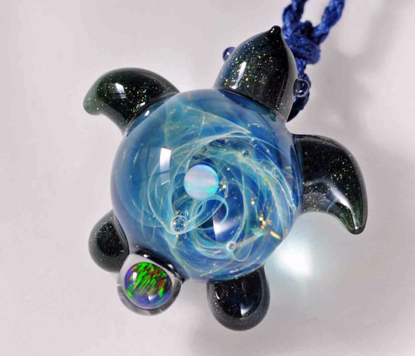 海亀（ホヌ） 満天星とさざ波 #02 ピンク＆ブラックオパール ガラスペンダント 4枚目の画像