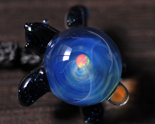 宇宙ガラス　＋α ホワイトオパール　赤　オレンジ　ペンダントタイプ ファッションなデザイン 宇宙ガラス ＋α ホワイトオパール 赤