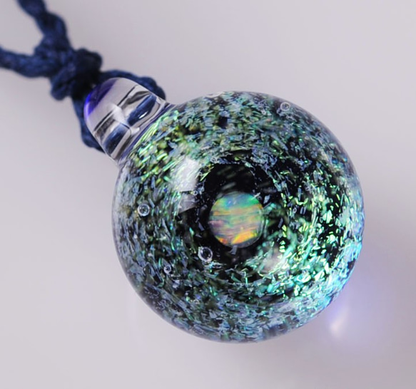 星屑の夢 （ブルー～グリーン～ゴールド） 小宇宙 球 レインボーオパール ダイクロガラスペンダント 4枚目の画像