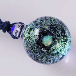星屑の夢 （ブルー～グリーン～ゴールド） 小宇宙 球 レインボーオパール ダイクロガラスペンダント 5枚目の画像