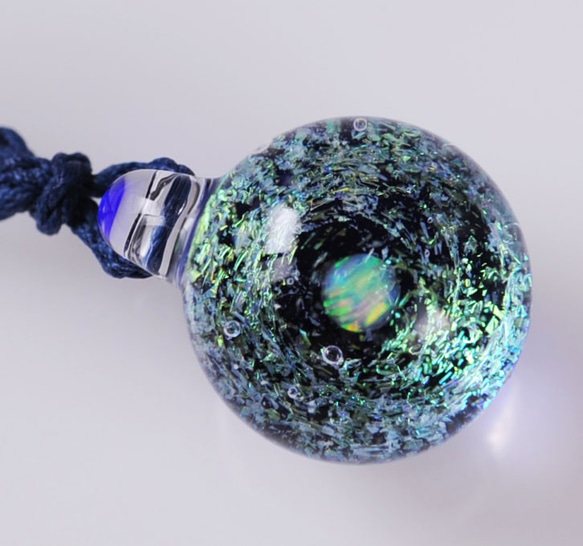 星屑の夢 （ブルー～グリーン～ゴールド） 小宇宙 球 レインボーオパール ダイクロガラスペンダント 5枚目の画像
