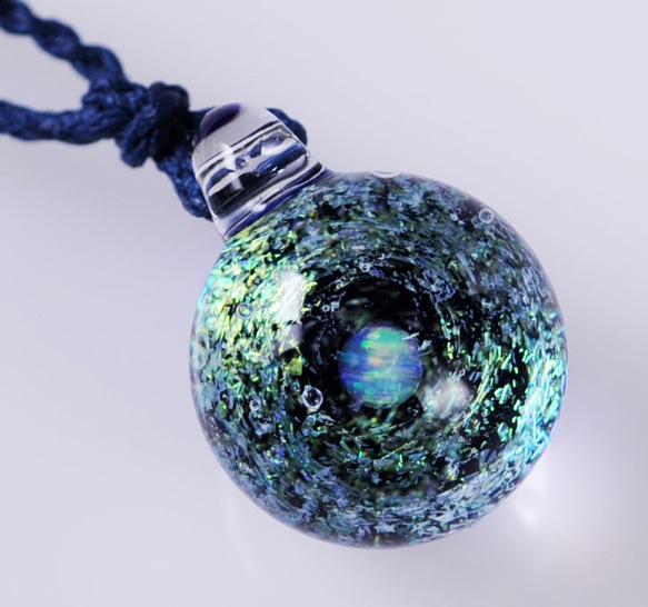 星屑の夢 （ブルー～グリーン～ゴールド） 小宇宙 球 レインボーオパール ダイクロガラスペンダント 6枚目の画像