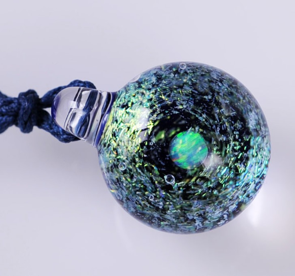 星屑の夢 （ブルー～グリーン～ゴールド） 小宇宙 球 レインボーオパール ダイクロガラスペンダント 7枚目の画像