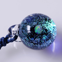 星屑の夢 （ブルー～グリーン～ゴールド） 小宇宙 球 レインボーオパール ダイクロガラスペンダント 8枚目の画像