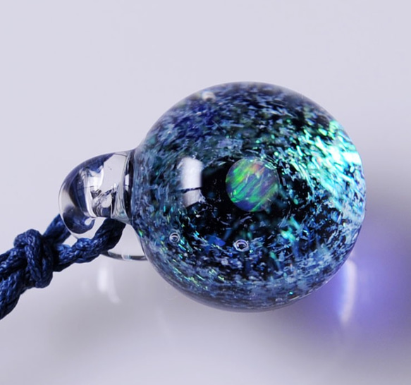 星屑の夢 （ブルー～グリーン～ゴールド） 小宇宙 球 レインボーオパール ダイクロガラスペンダント 8枚目の画像