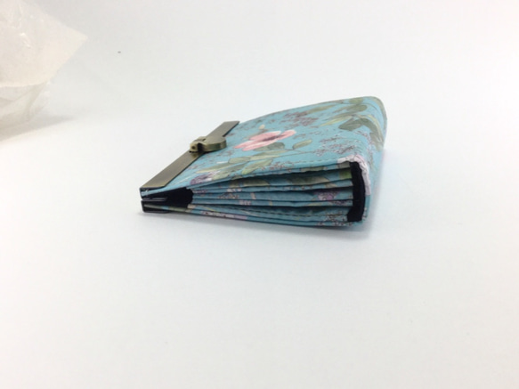 ガバッと開く手のひら財布　口金タイプ　リバティ　イルマ (ライトブルー) ビニコ 6枚目の画像