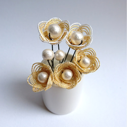 新作✨再販✨《 小さなお花とコットンパールの水引髪飾り》ゴールド ヘアアクセサリー 1枚目の画像