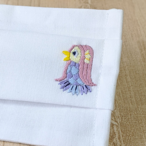 【接触冷感】アマビエの刺繍入りプリーツマスク 2枚目の画像