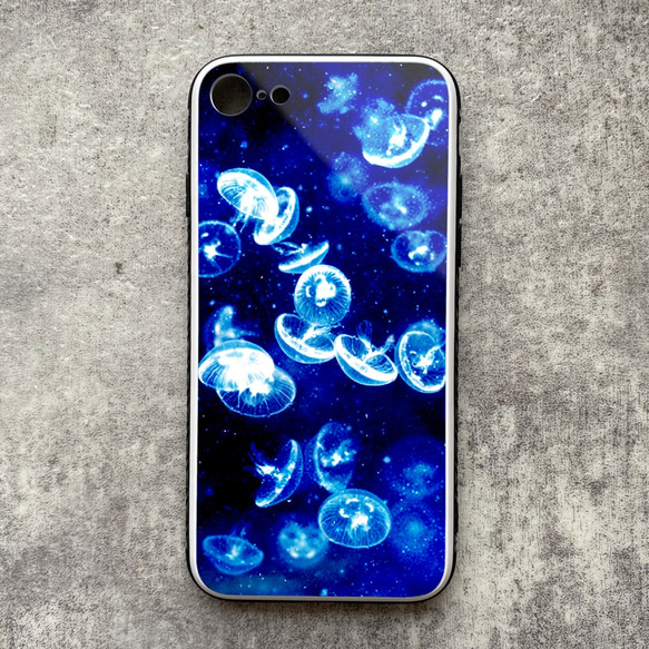きらきらクラゲのiphoneケース（強化ガラス） スマホケース クラゲ 宇宙 iphone14 iphone15 1枚目の画像