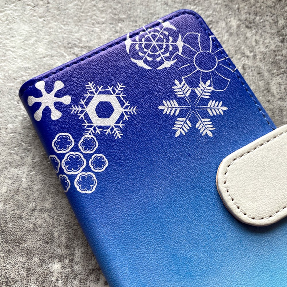 【和柄】雪輪文様の手帳型ケース（紺碧） 全機種対応 手帳型 スマホケース iphone14 iphone15 雪 冬 2枚目の画像