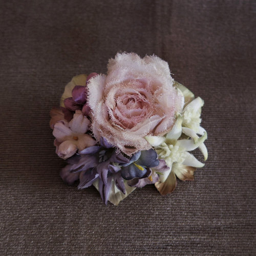 布花のバラとフランネルフラワーのアンティークカラーコサージュ1
