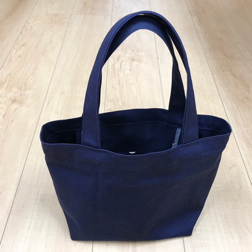 ハンドメイド•トートバッグ•手提げバッグ•ネイビー•ドット柄•帆布•マリン 樂しい鞄 「A4横長トート ネイビー」（ラブリ紋柄シルバー