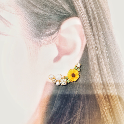 ハンドメイド お花とカラフルビジュー ♡ ピアス風 ビジュー イヤーカフ ♡ ハンドメイド お花とカラフルビジュー ♡ ピアス風 ビジュー