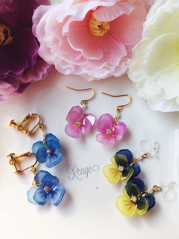 カラフルパンジーのピアス＆イヤリング ピアス（フック・チェーン