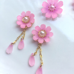 花びら揺れる秋桜ピアス＆イヤリング（プラバン）ピンク 2枚目の画像