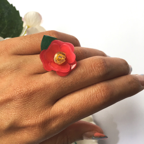 凛と咲く椿の花リング（赤/白）＊プラバンフラワー＊和装にも合う
