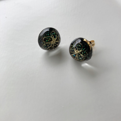 レジンピアス（和柄黒） ピアス（スタッド・一粒） yoyomi 通販