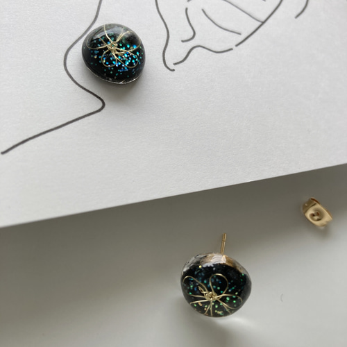 レジンピアス（和柄黒） ピアス（スタッド・一粒） yoyomi 通販