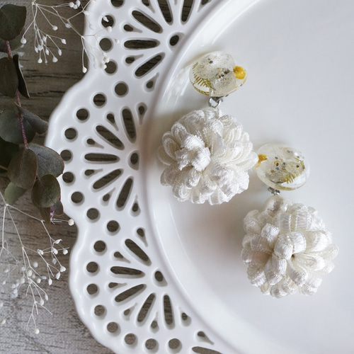 ドライフラワーとポンポンの白いピアス・イヤリング イヤリング