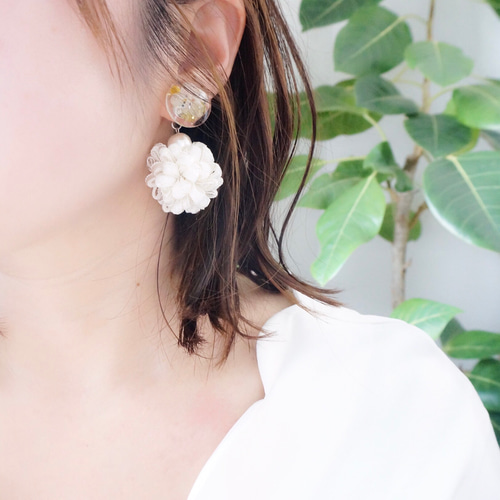 ドライフラワーとポンポンの白いピアス・イヤリング イヤリング