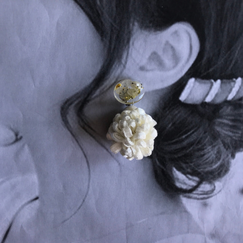 ドライフラワーとポンポンの白いピアス・イヤリング イヤリング