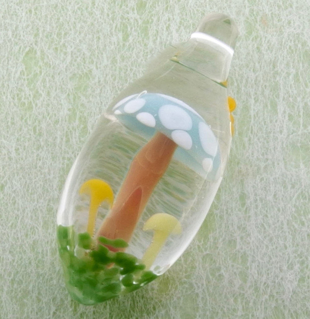 ･:*【不思議な森】*:･ﾟドットキノコと小さなキノコのガラスペンダント