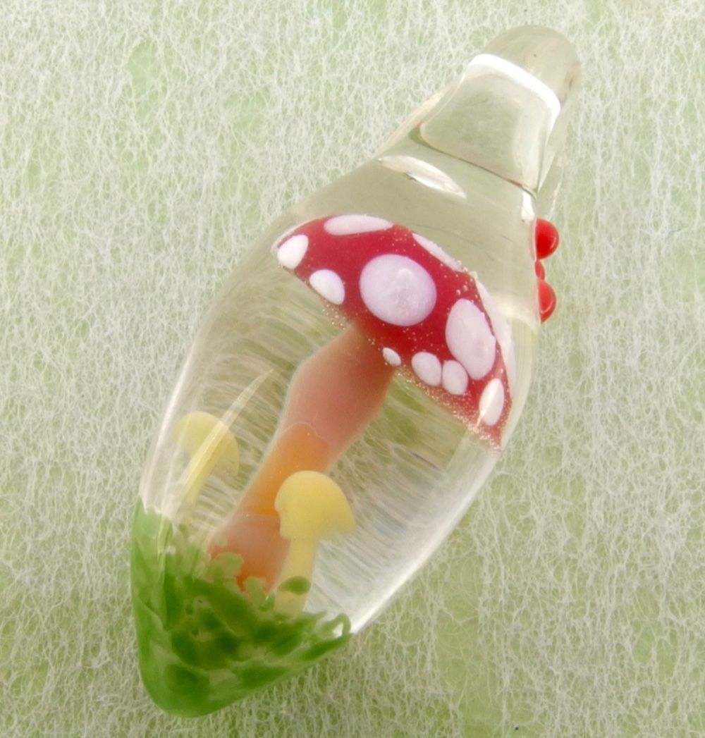 ･:*【不思議な森】*:･ﾟドットキノコと小さなキノコのガラスペンダント