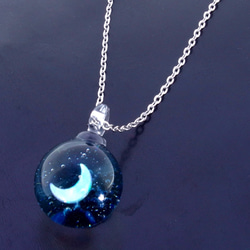 月のオパール☆.:*15mm耐熱ガラスのミニペンダント☆.宇宙☆.: 3枚目の画像