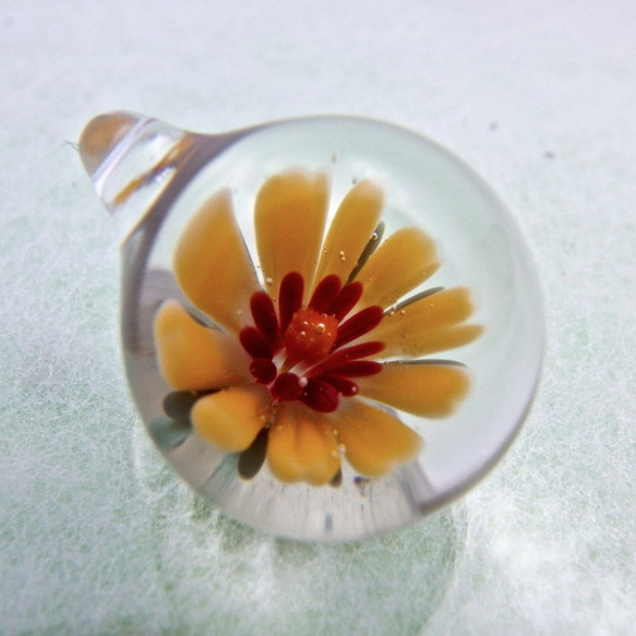 ミニフラワー☆.:*小さな耐熱ガラスのペンダントトップ 1枚目の画像